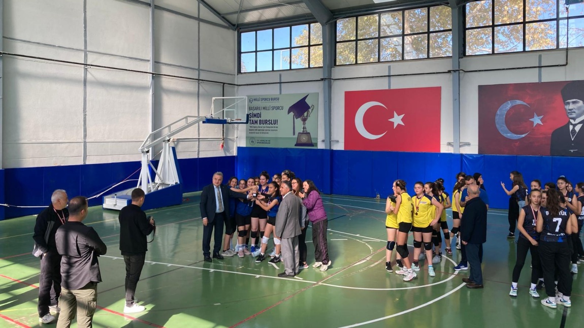 Voleybol Turnuvasında İlçe Şampiyonuyuz